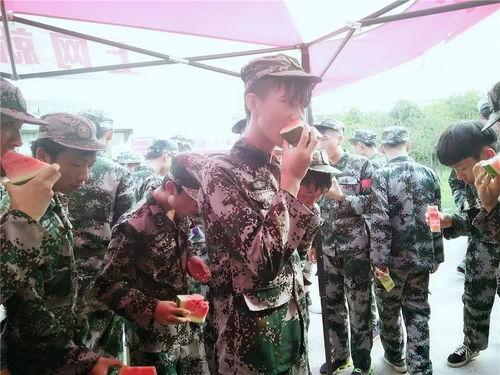 部队娱乐吃瓜小品