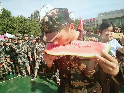 部队娱乐吃瓜小品